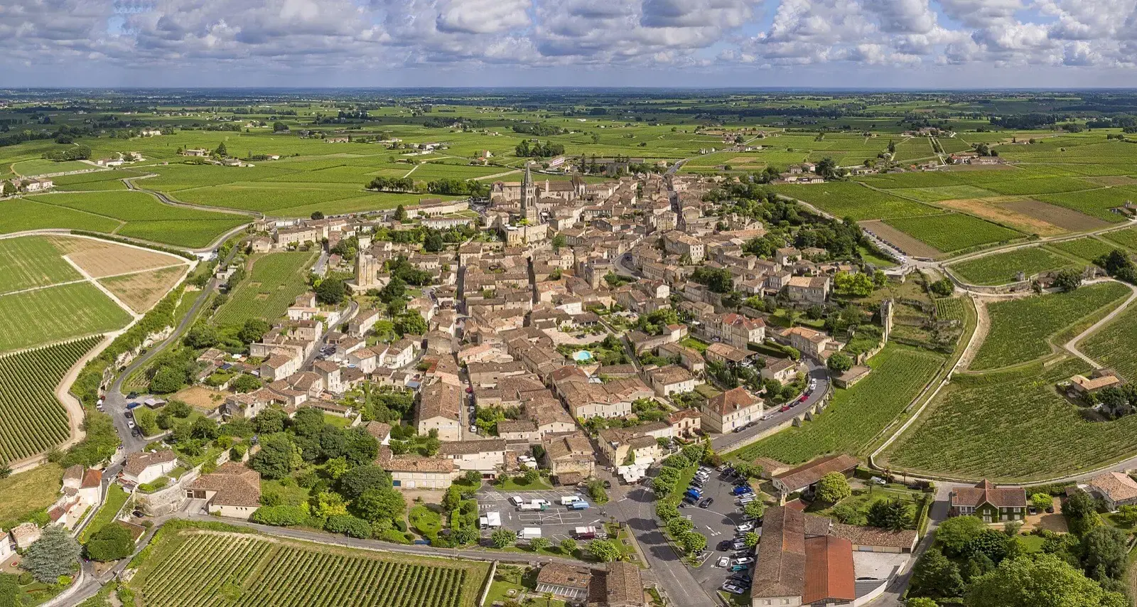 Le village de Saint-Émilion vu du ciel, entouré de vignes