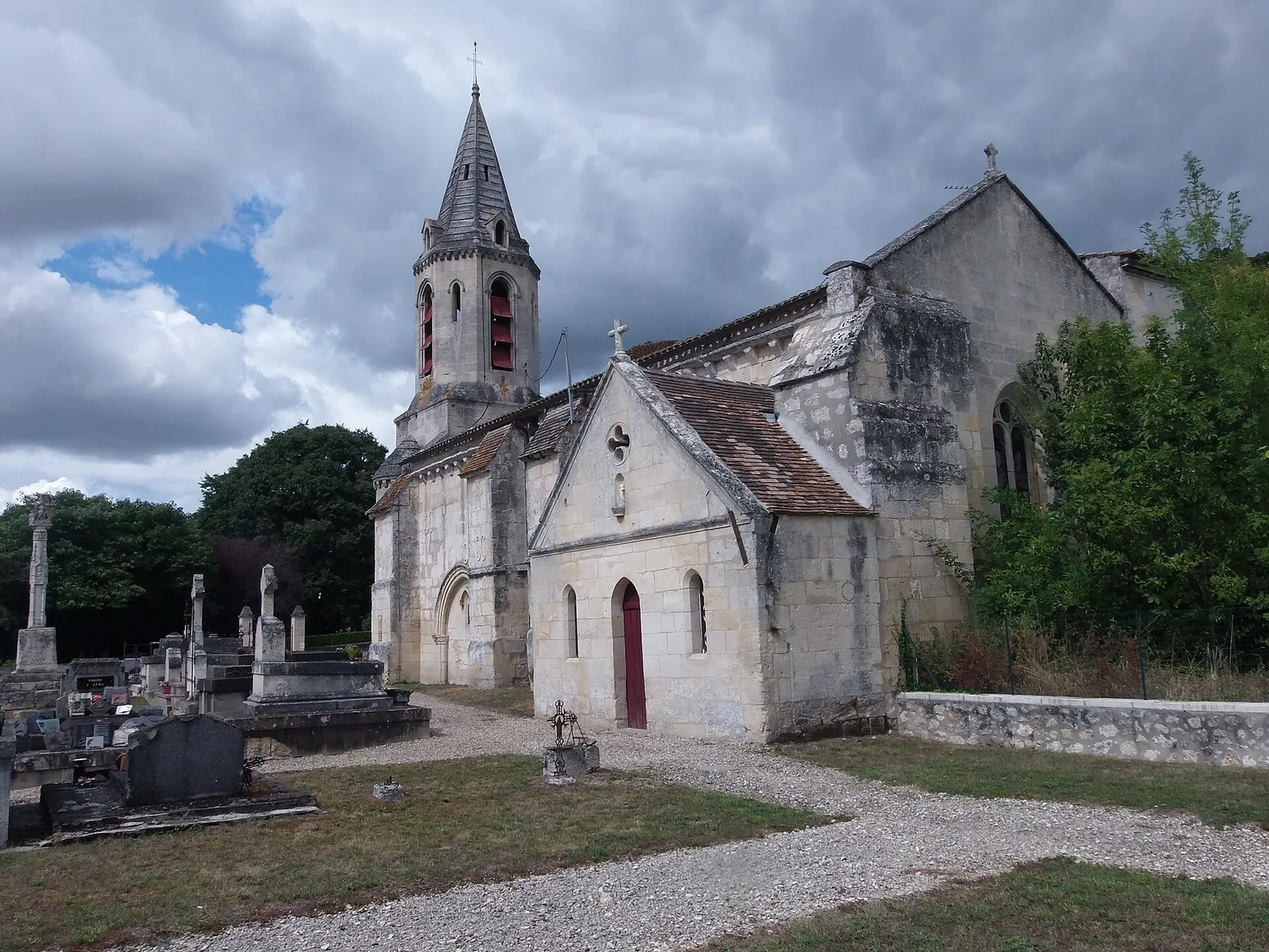 L’église Saint-Germain-et-Saint-Loup et son clocher, vue depuis le cimetière
