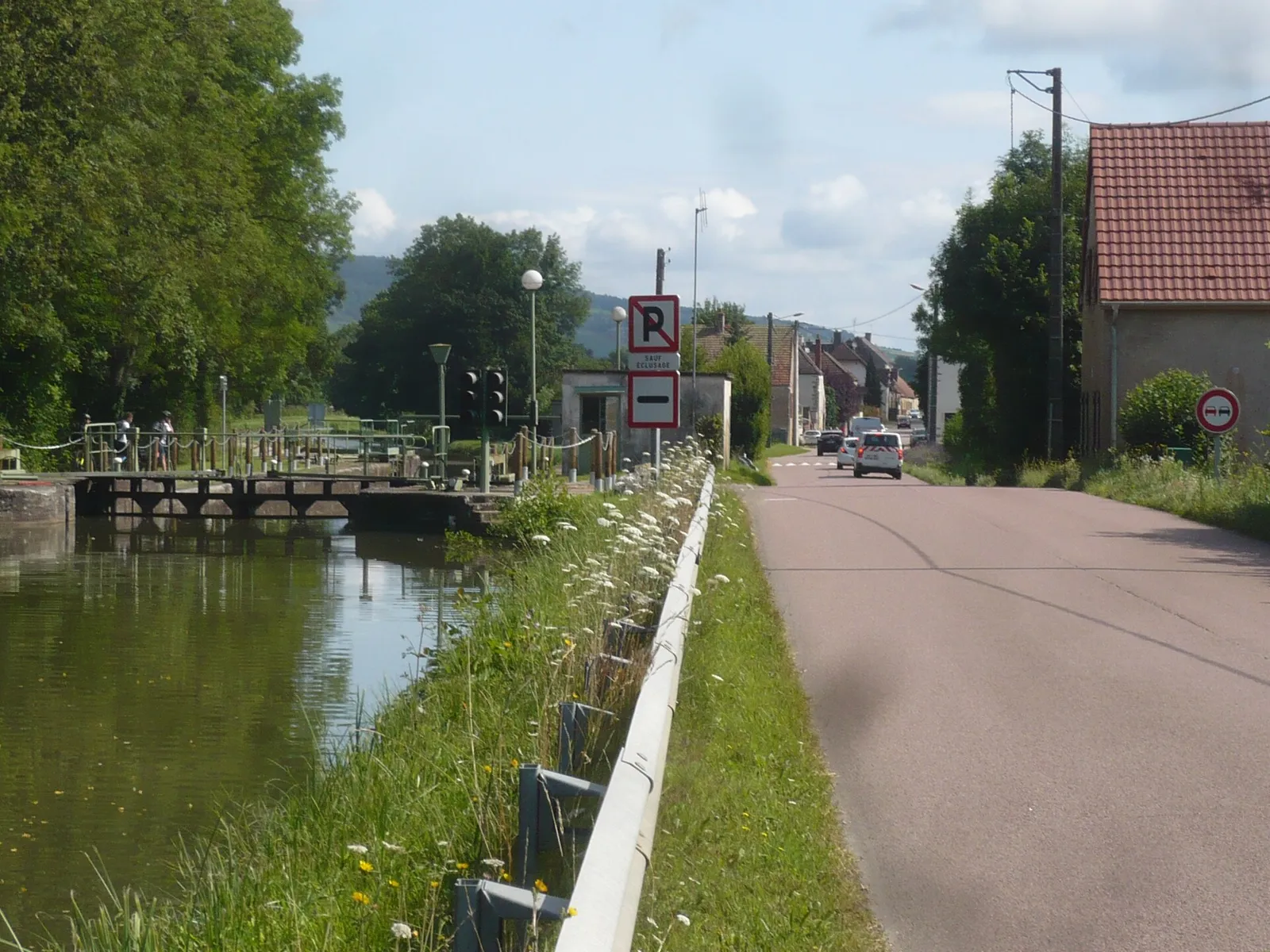Le canal du Centre et son écluse à Saint-Gilles, le long de la route du village