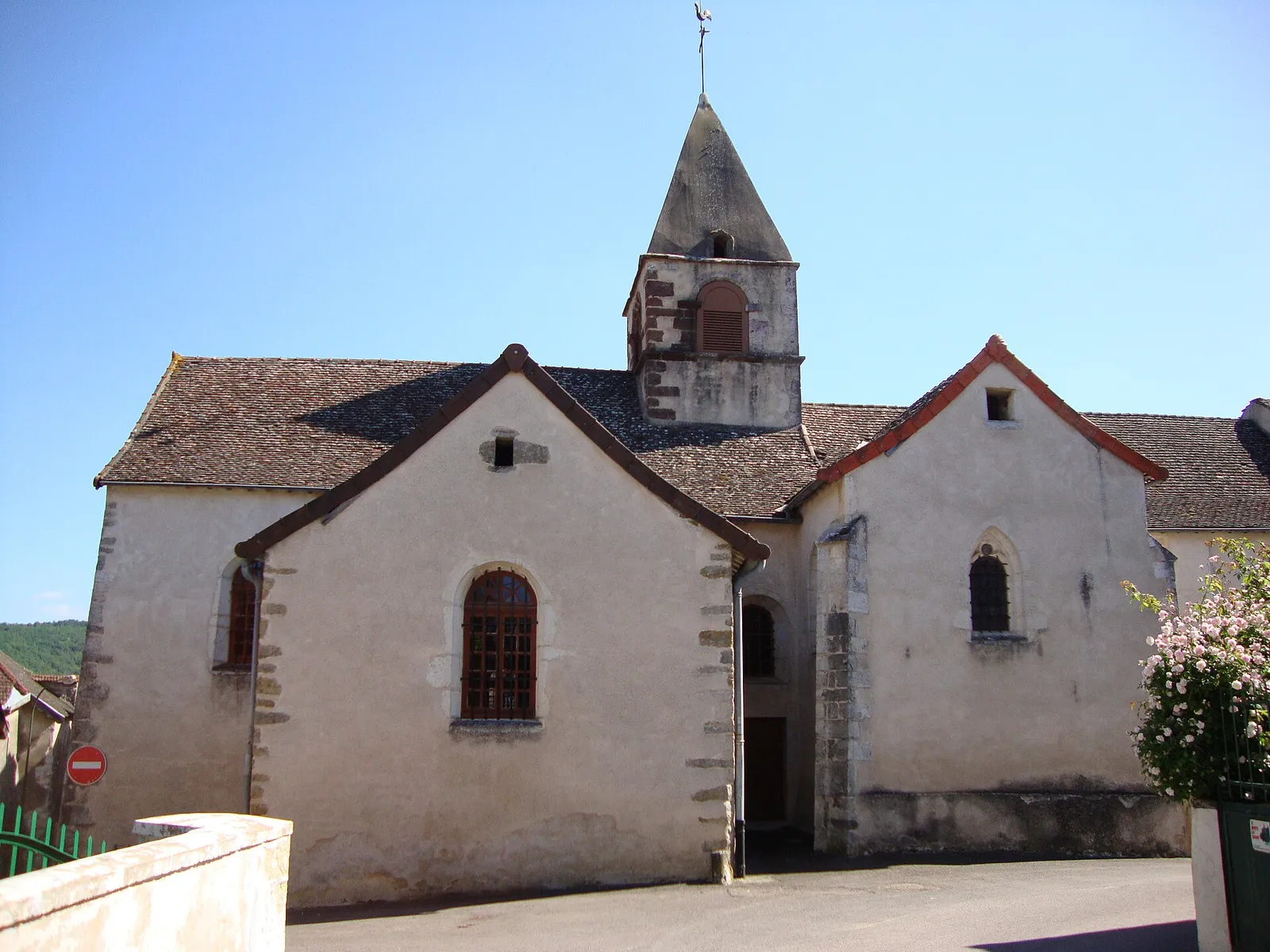 L’église Saint-Jean-Baptiste de Saint-Jean-de-Vaux et son clocher, sous un ciel bleu