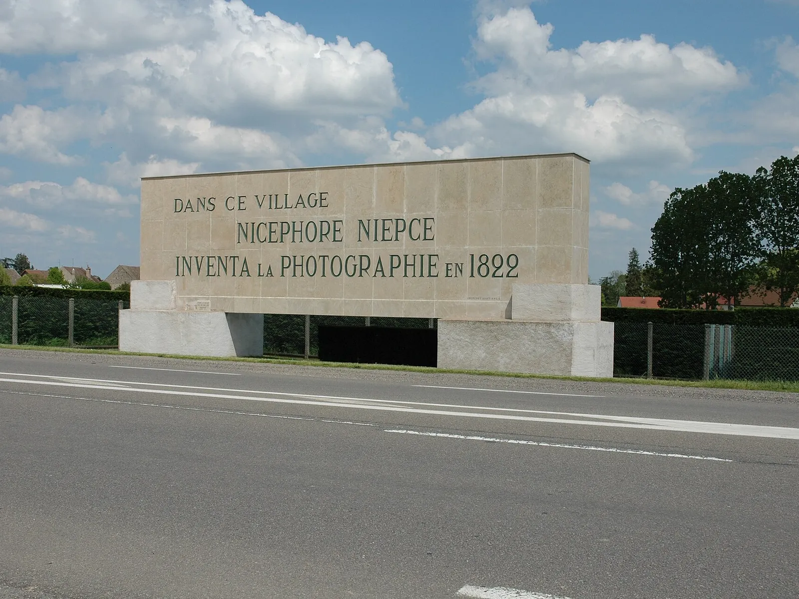 Le monument à Nicéphore Niépce, au bord de la D906 : « Dans ce village Nicéphore Niépce inventa la photographie »