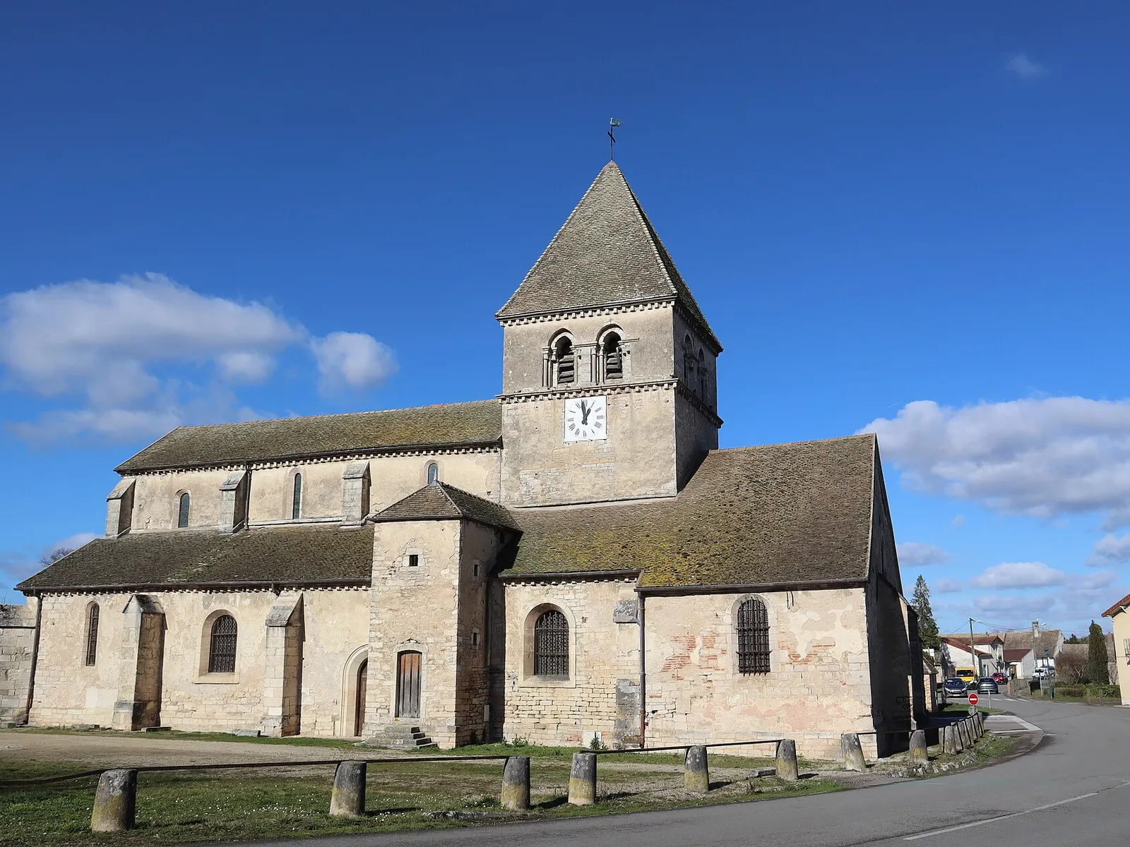 L’église de Saint-Loup et son clocher carré, au bord d’une rue de Saint-Loup-Géanges