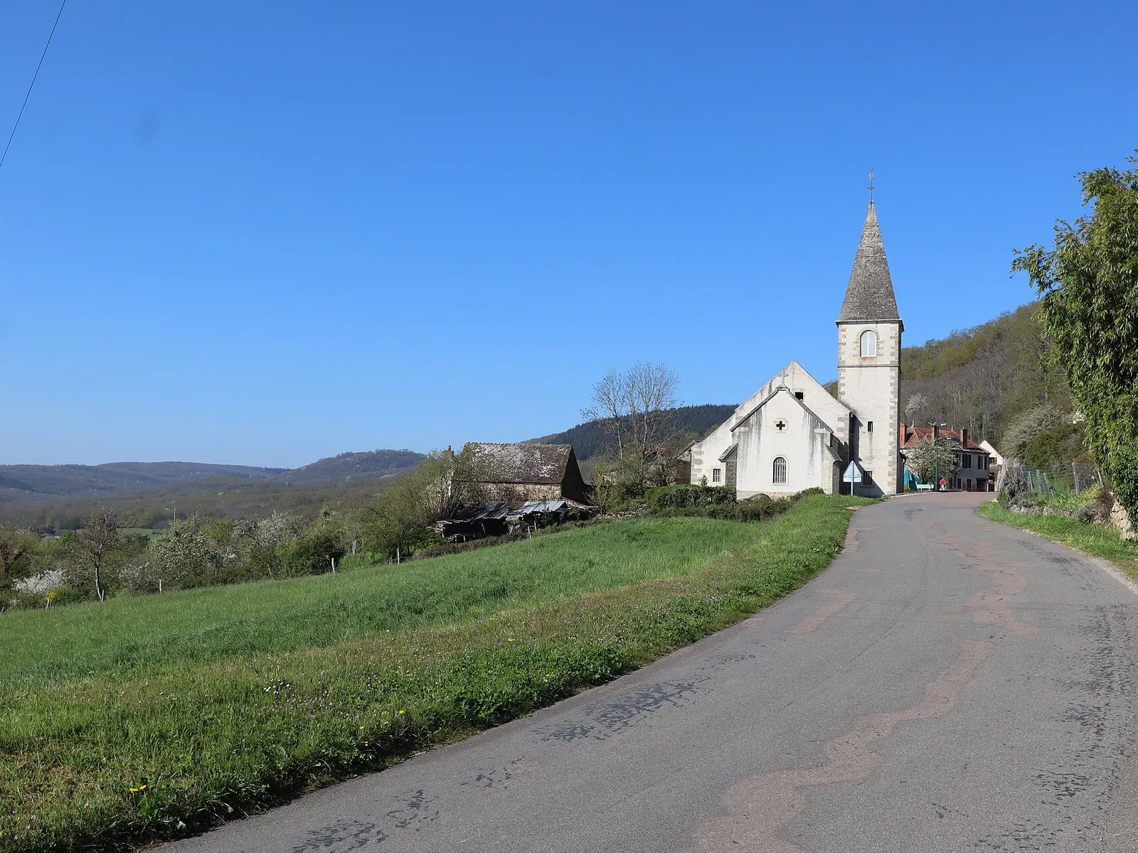 L’église Saint-Médard et le bourg de Saint-Mard-de-Vaux, face aux collines boisées de la vallée des Vaux