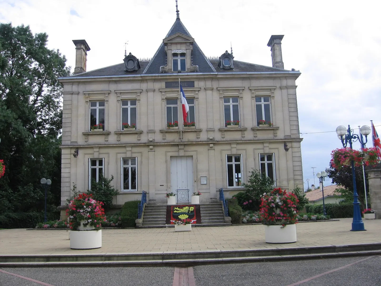 La mairie de Saint-Médard-de-Guizières et son parvis fleuri