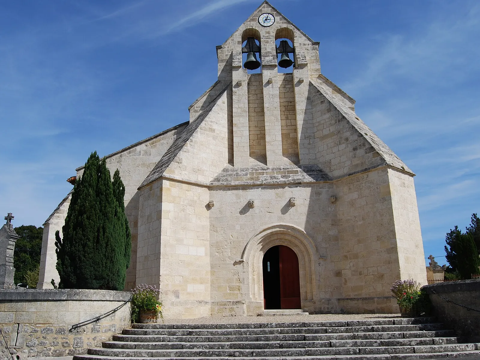 La façade de l’église Saint-Quentin, avec son clocher-mur et son escalier