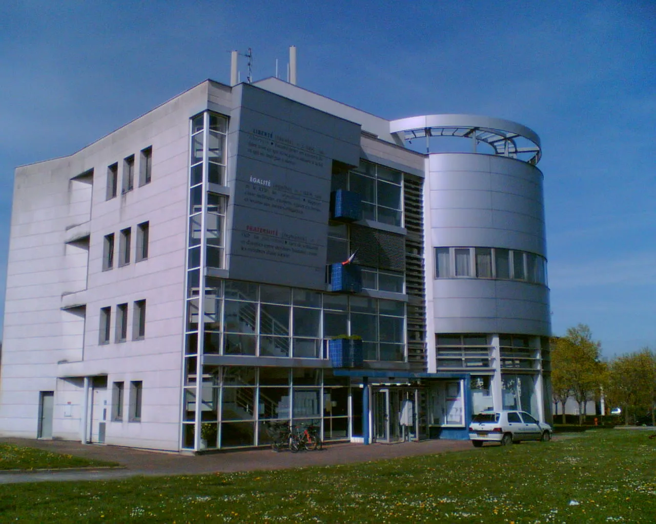 L’hôtel de ville de Saint-Rémy, bâtiment moderne en verre et métal