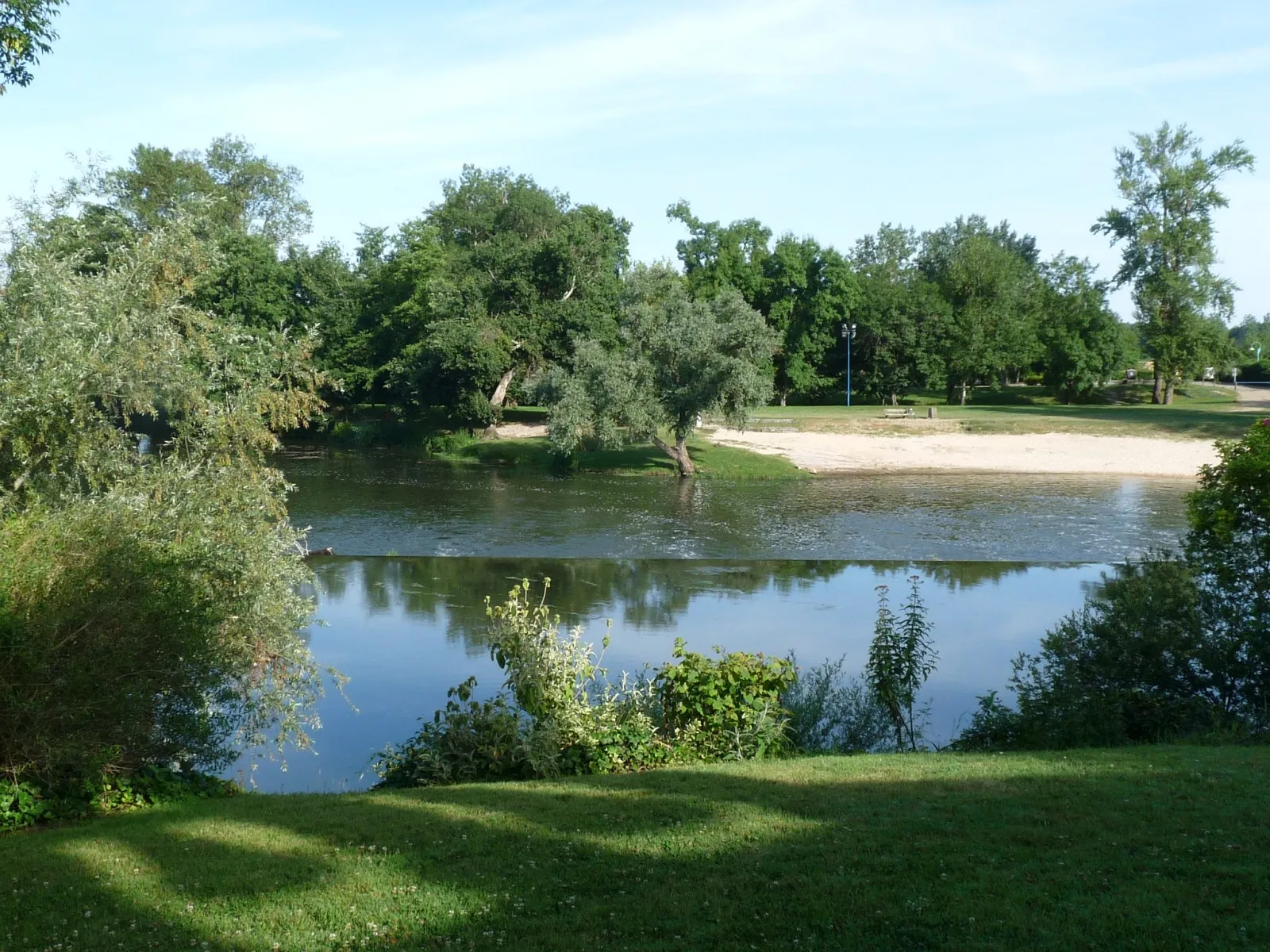 L’Isle au pied de l’église de Saint-Seurin-sur-l’Isle, bordée d’arbres