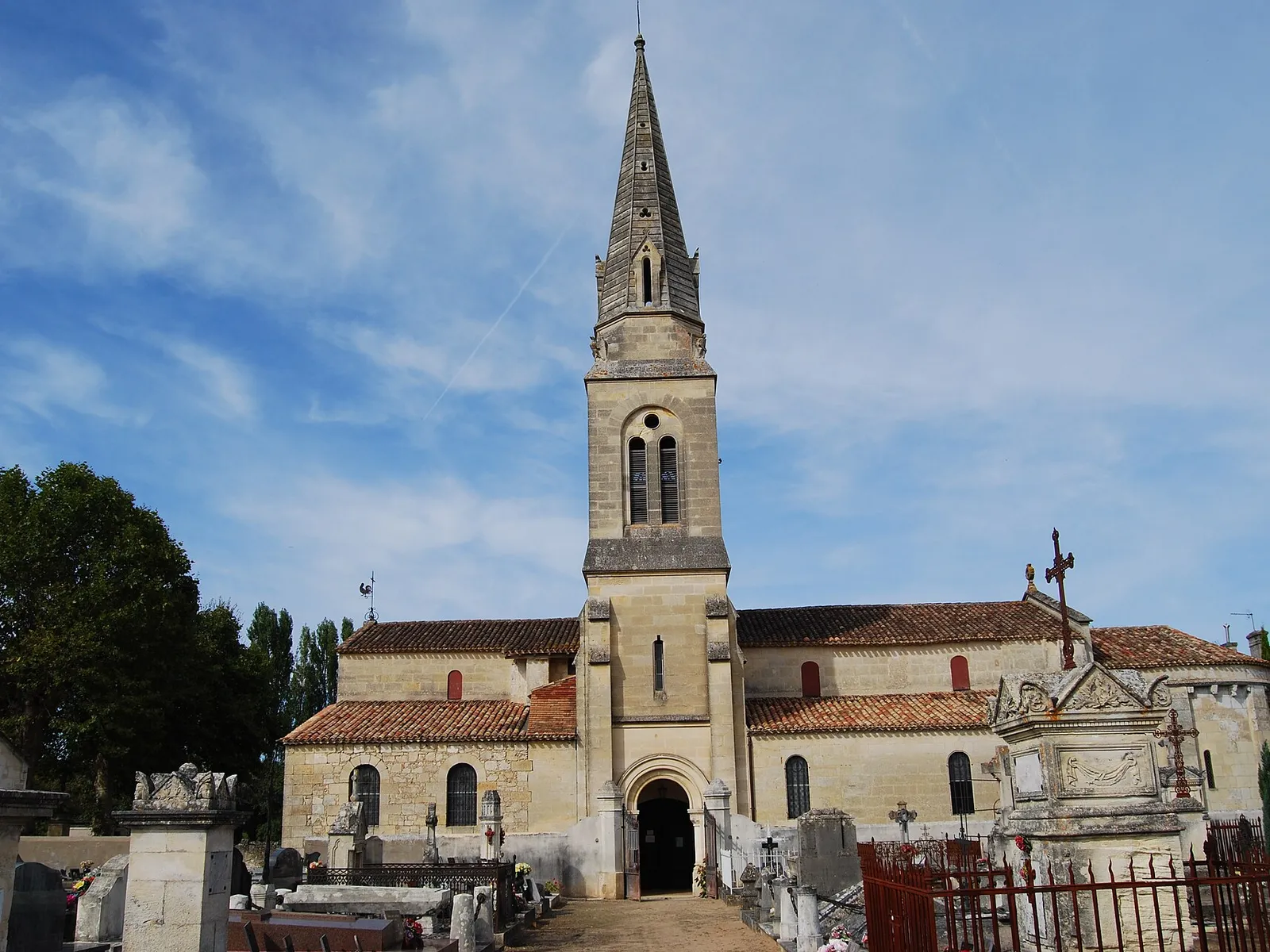 L’église Saint-Sulpice et son clocher, derrière le cimetière du bourg