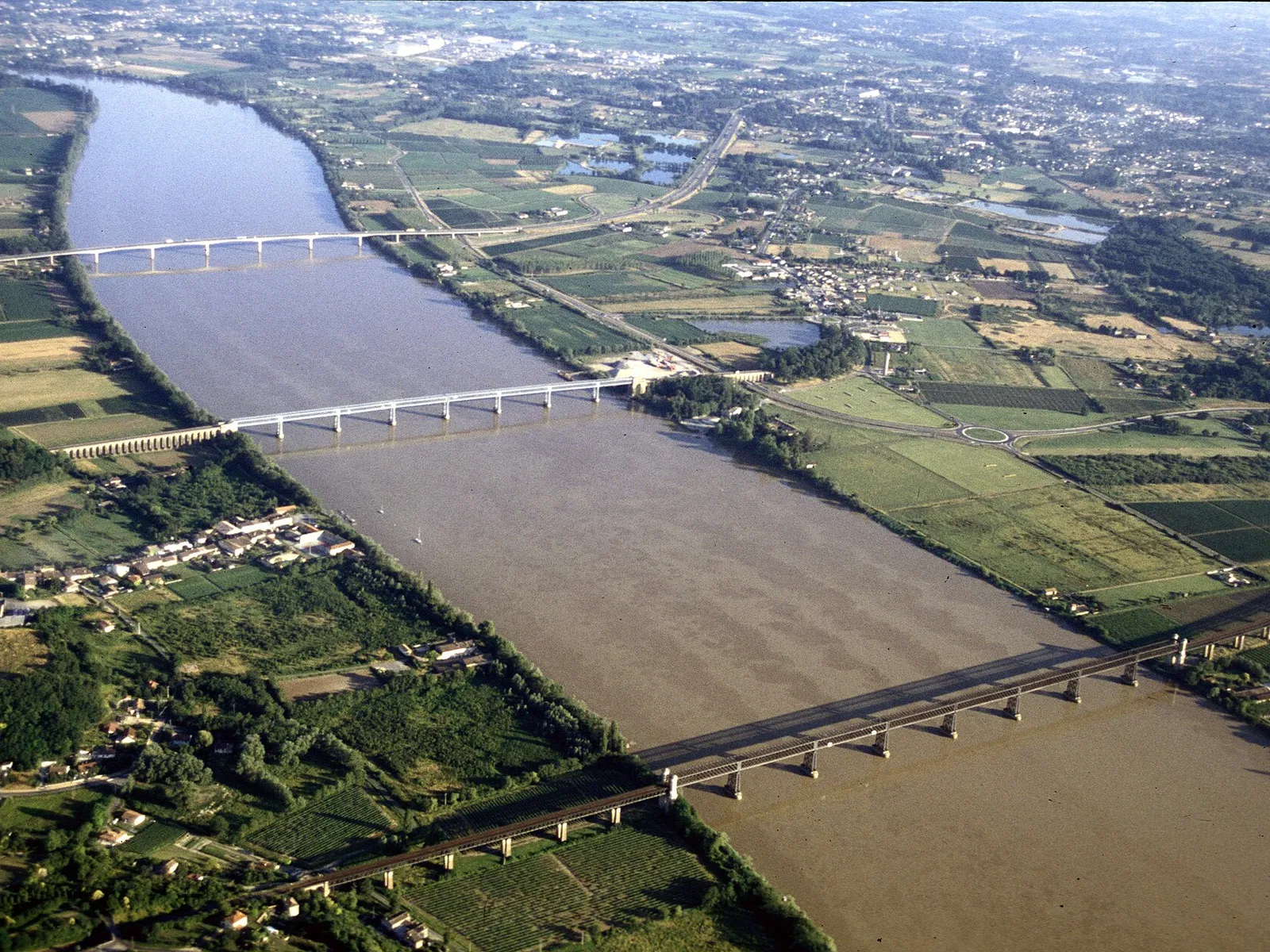 Les trois ponts de Cubzac sur la Dordogne, entre Saint-Vincent-de-Paul et Cubzac-les-Ponts, vus du ciel