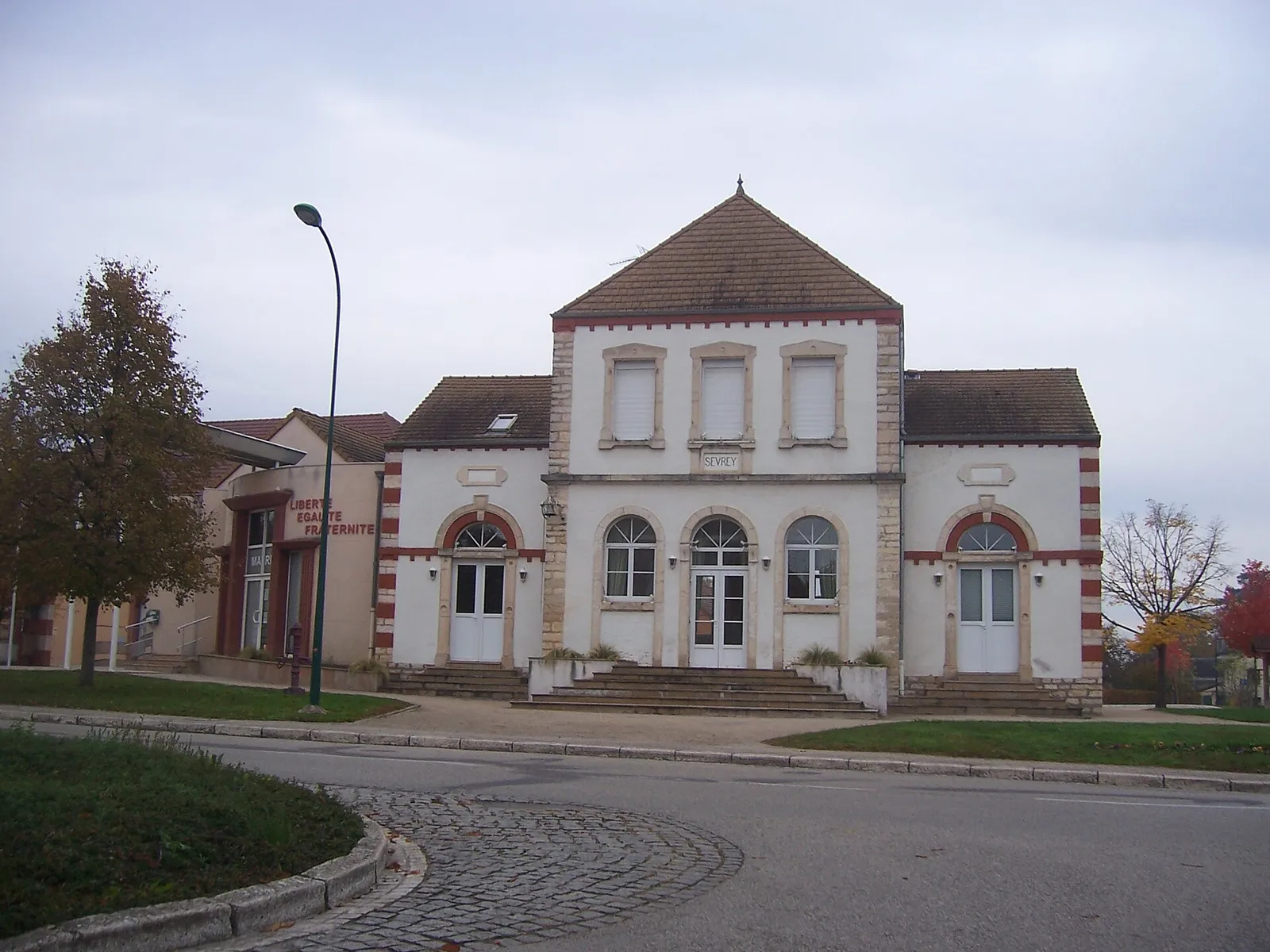 La mairie de Sevrey, façade blanche à chaînages de pierre et de brique