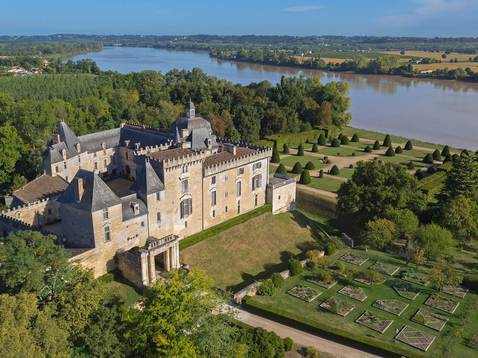 Le château de Vayres vu du ciel, au bord de la Dordogne