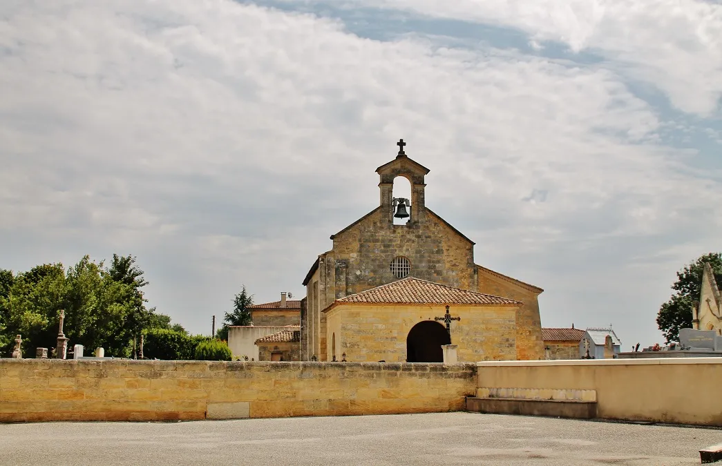 L’église Saint-Brice de Vignonet, avec son clocher-mur et son porche