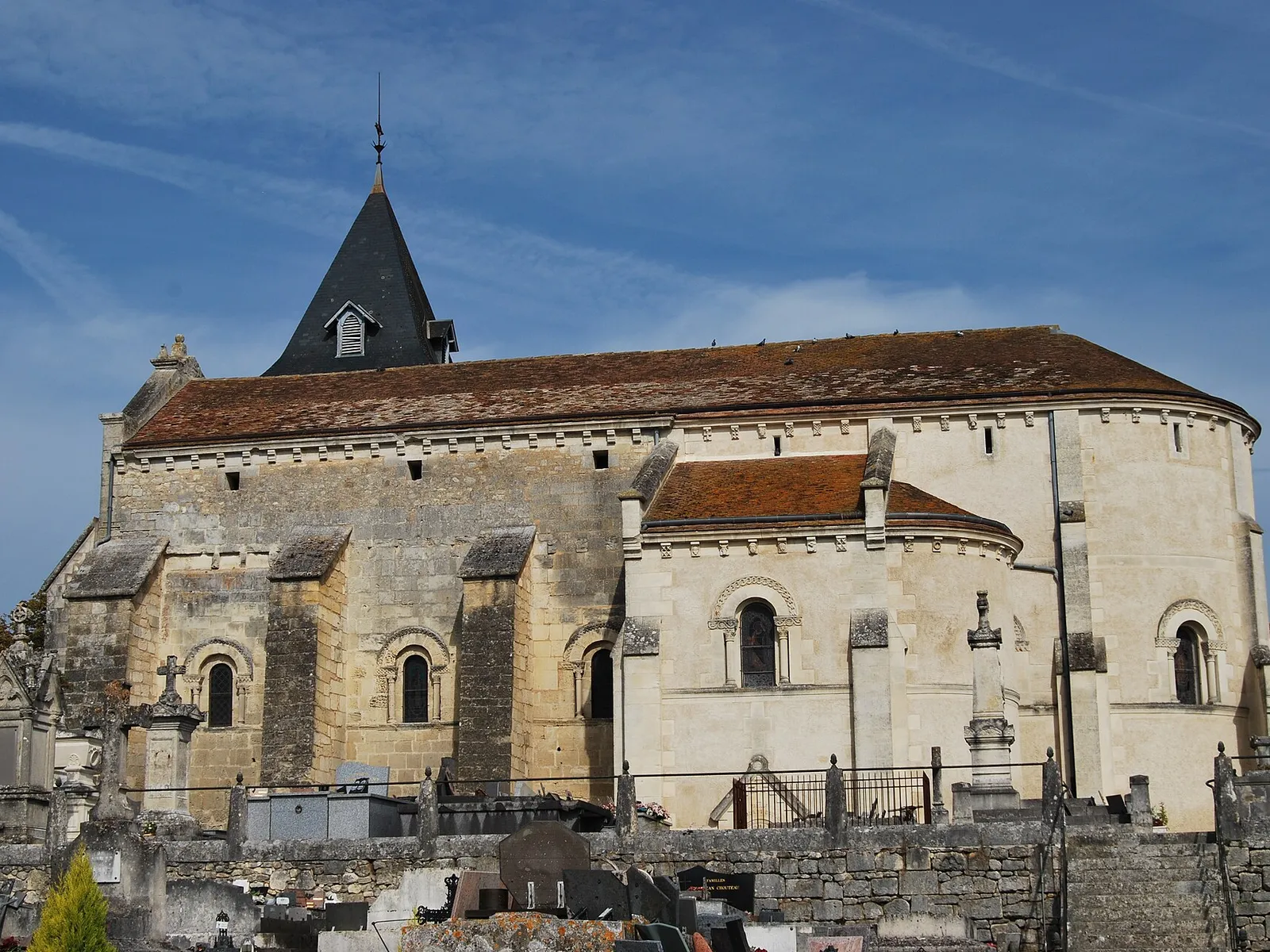 La nef et le chevet de l’église Saint-Pierre de Villegouge