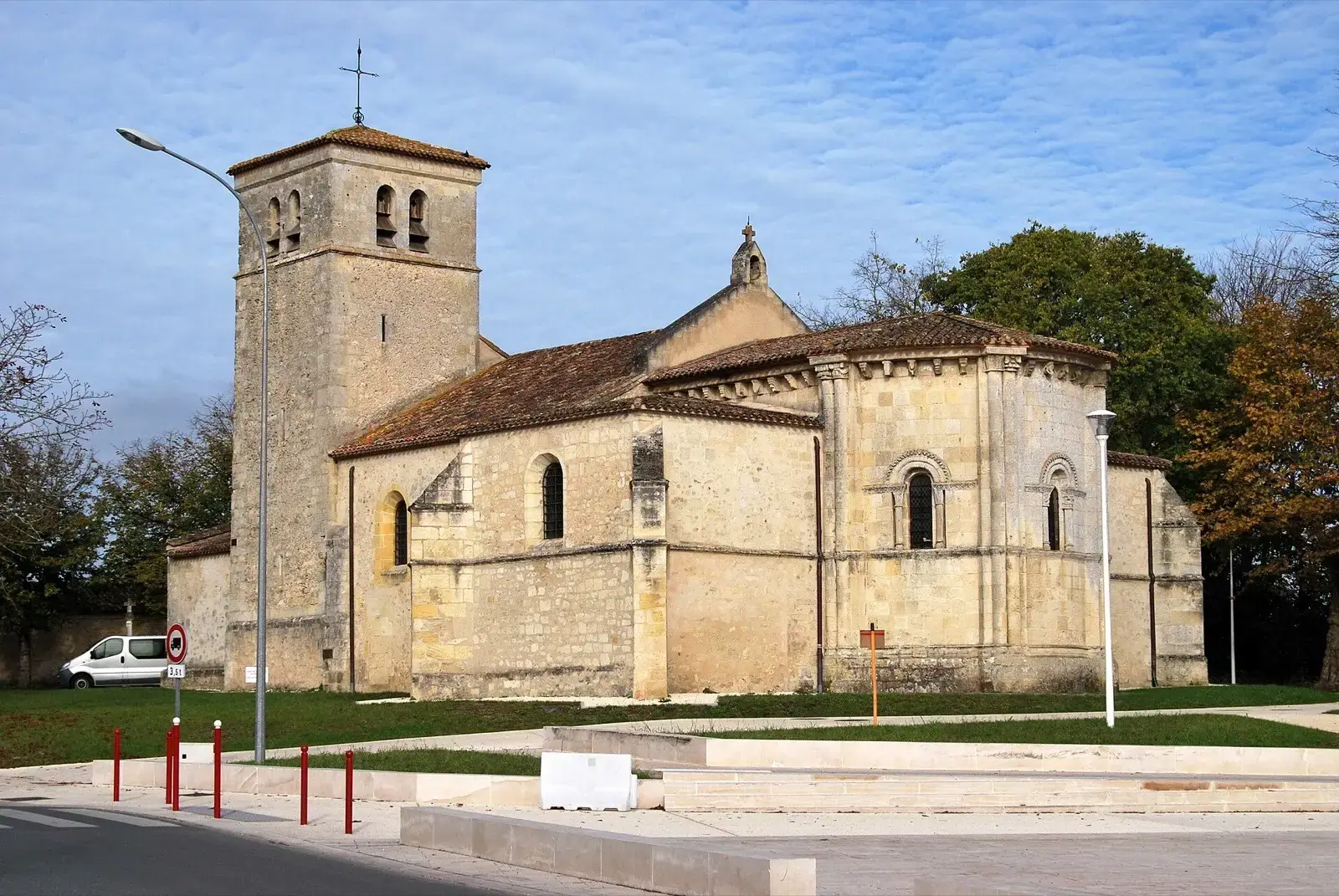 L'église Saint-Martin, au cœur du Vieux Bourg, avec son clocher-tour et son abside romane