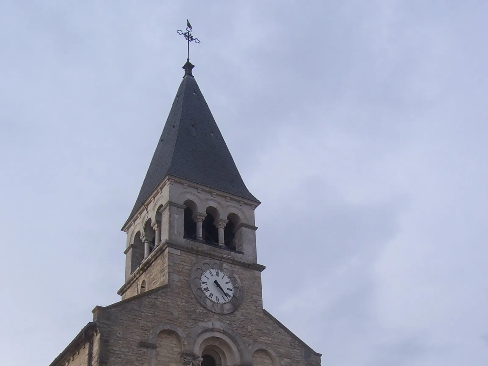 Le clocher et l’horloge de l’église de l’Immaculée-Conception de Virey-le-Grand