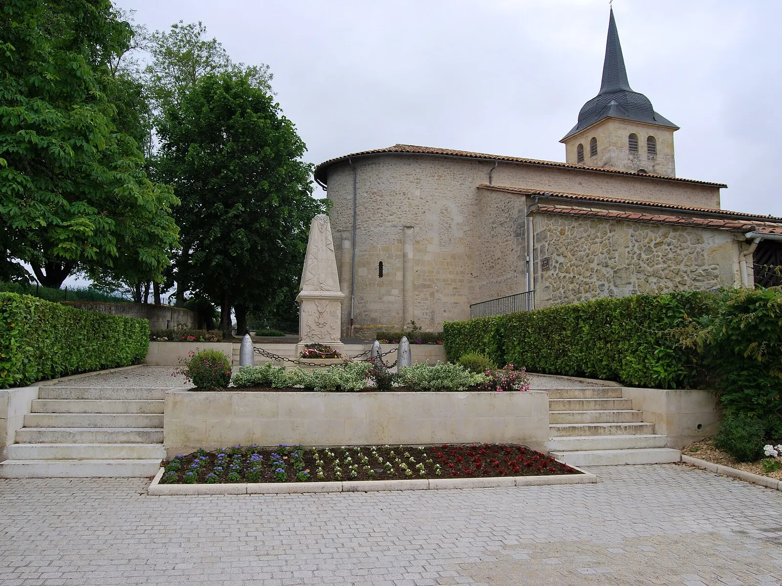 L’église Sainte-Marie d’Yvrac et le monument aux morts