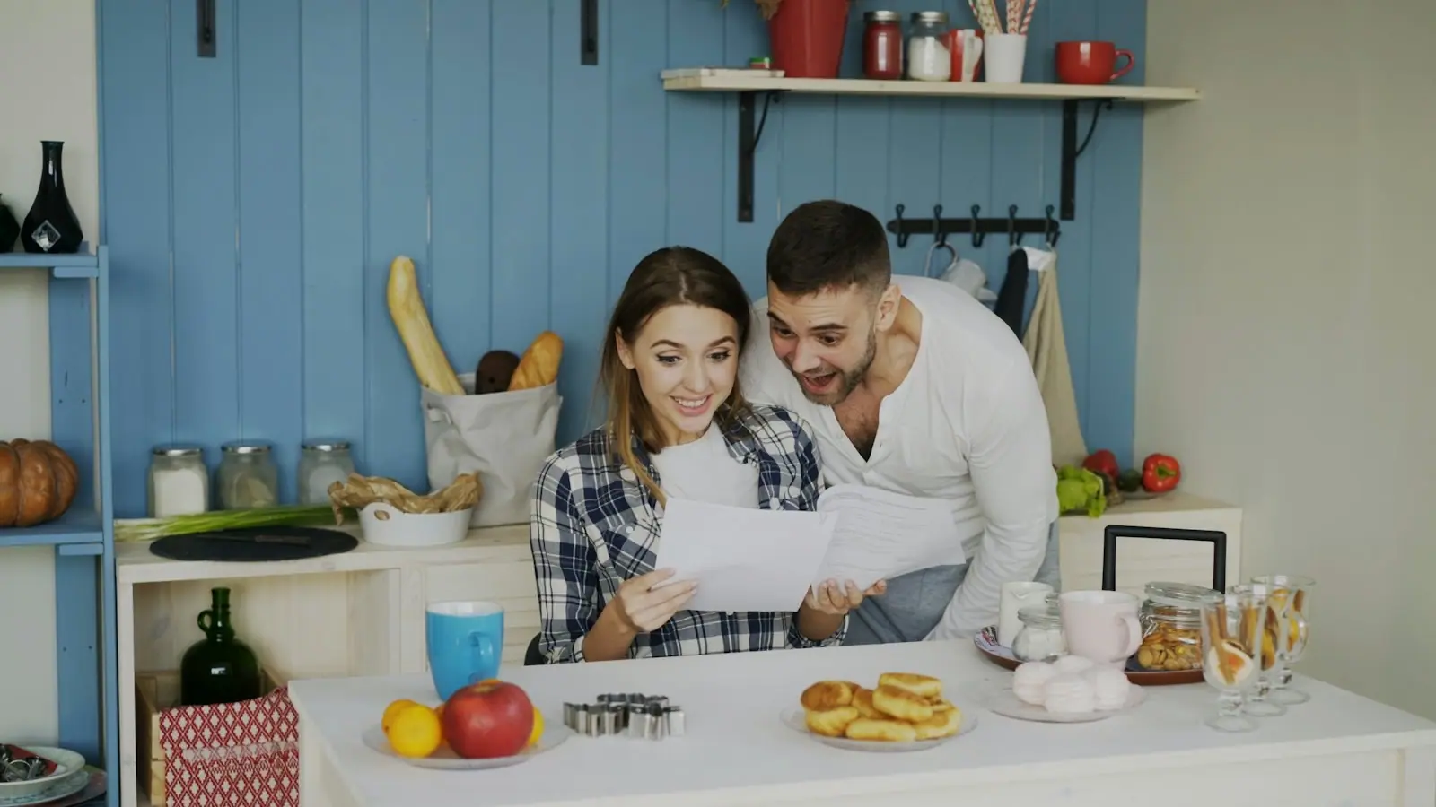 Un couple relit son prêt immobilier